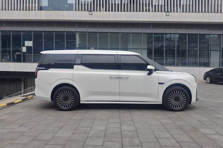 Used Zeekr 009 2024 Six-Seat Executive Version 4WD 108 kWh Exterior 2