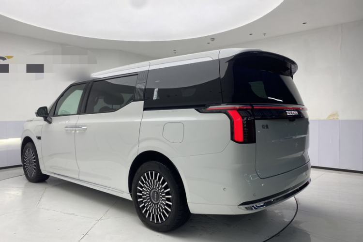 Used Zeekr 009 2024 Six-Seat Executive Version 4WD 108 kWh Exterior 2