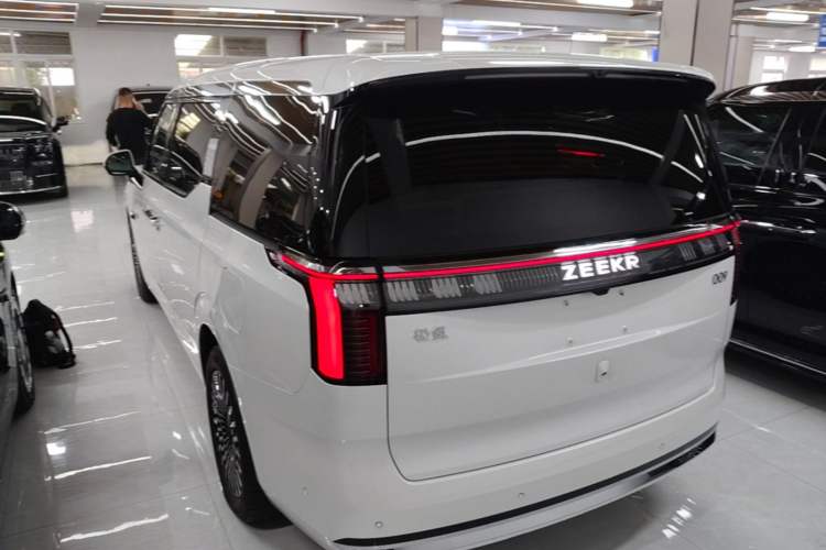 Used Zeekr 009 2024 7-Seater Walk-Through Version Four-Wheel Drive 108 kWh Exterior 2