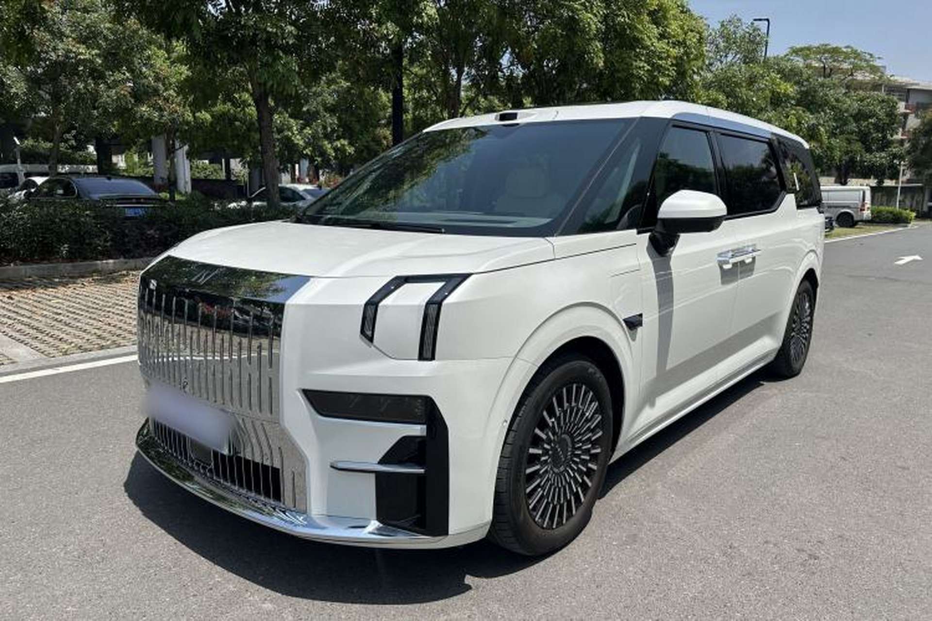 Used Zeekr 009 2024 7-Seater Walk-Through Version Four-Wheel Drive 108 kWh Exterior 3