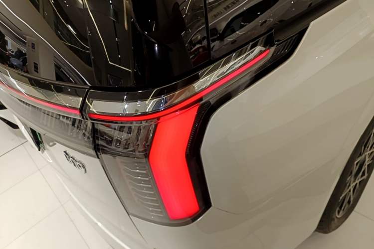 Used Zeekr 009 2024 7-Seater Aisle Version 108 kWh Exterior 3