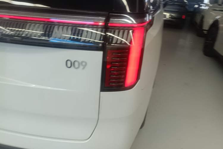 Used Zeekr 009 2024 7-Seater Aisle Version 108 kWh Exterior 3