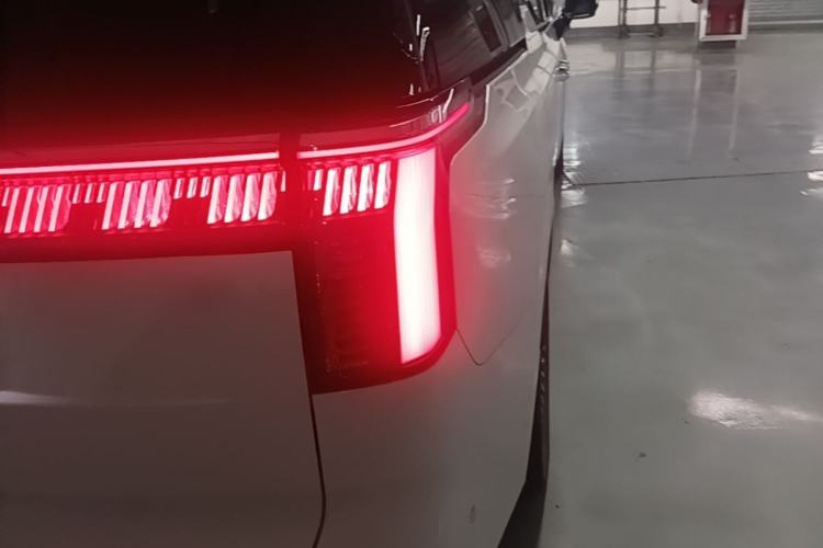 Used Zeekr 009 2024 7-Seater Aisle Version 108 kWh Exterior 3