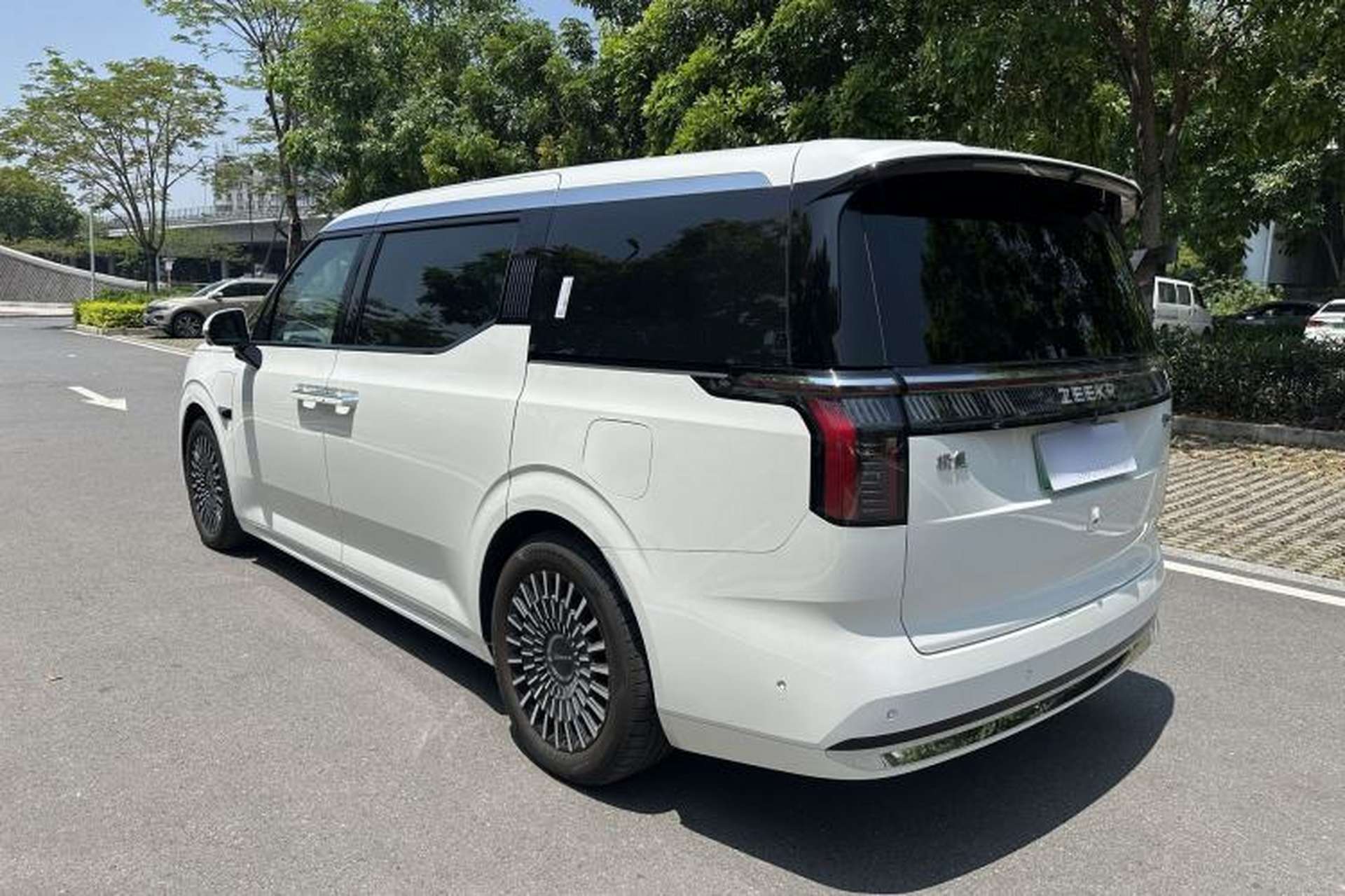 Used Zeekr 009 2024 7-Seater Walk-Through Version Four-Wheel Drive 108 kWh Exterior 4