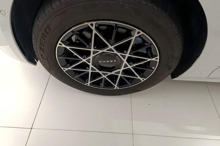 Used Zeekr 009 2024 7-Seater Aisle Version 108 kWh Exterior 4