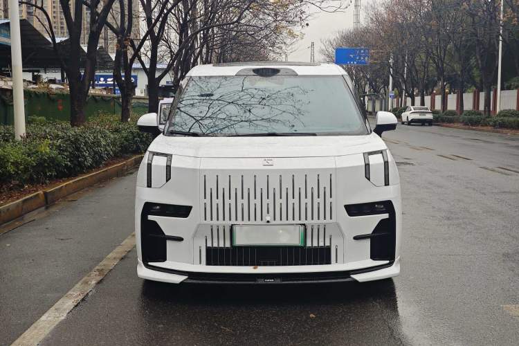 Used Zeekr 009 2024 7-Seater Aisle Version 108 kWh Exterior 4