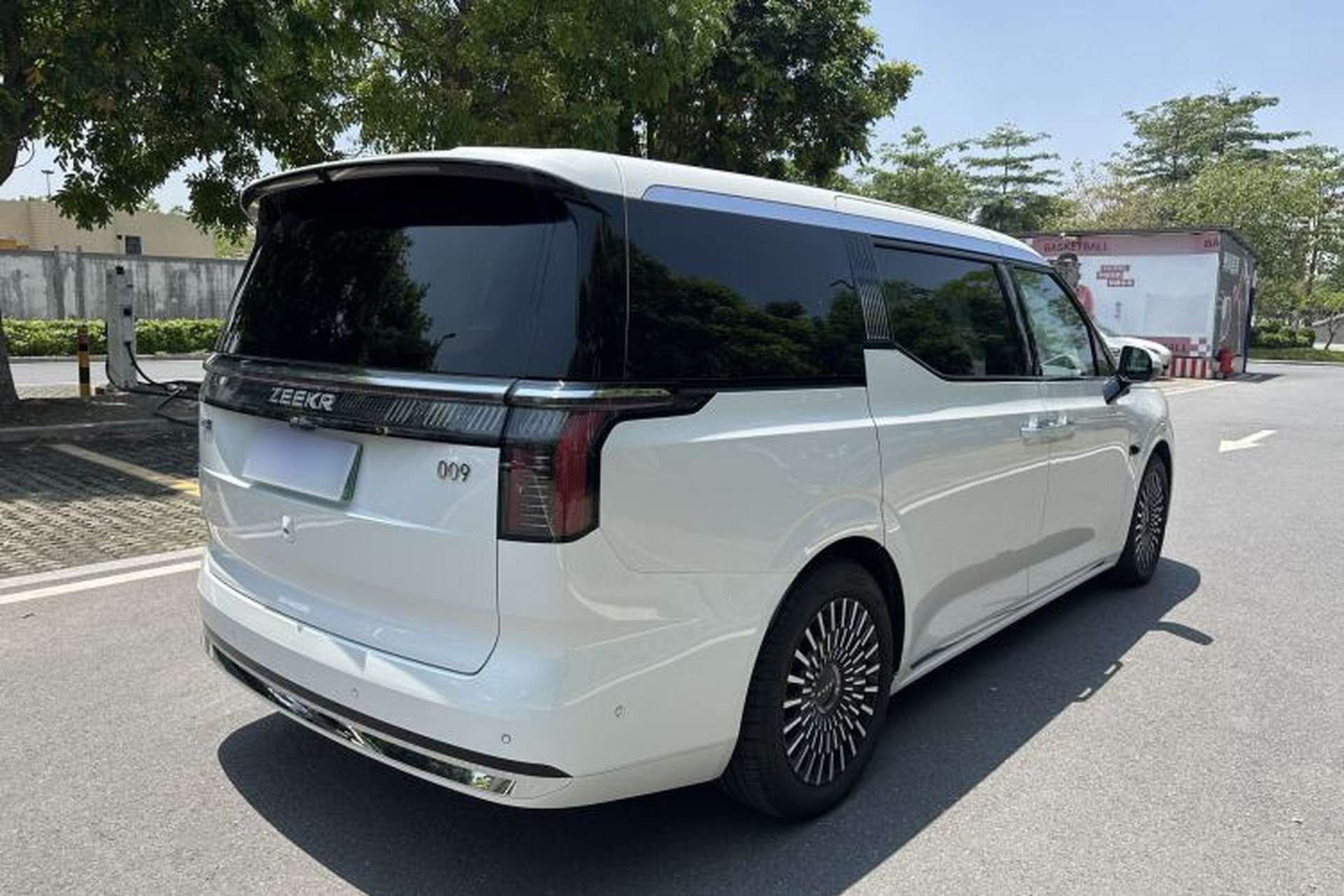 Used Zeekr 009 2024 7-Seater Walk-Through Version Four-Wheel Drive 108 kWh Exterior 5
