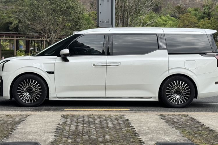 Used Zeekr 009 2024 7-Seater Aisle Version 108 kWh Exterior 6