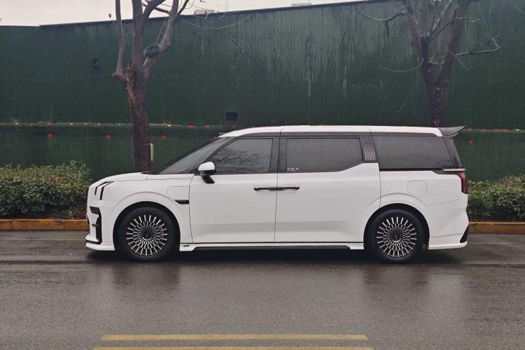 Used Zeekr 009 2024 7-Seater Aisle Version 108 kWh Exterior 9