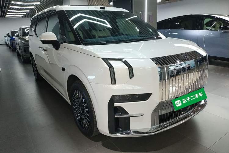 Used Zeekr 009 2024 Six-Seat Executive Version 4WD 108 kWh Front Right 45 Deg