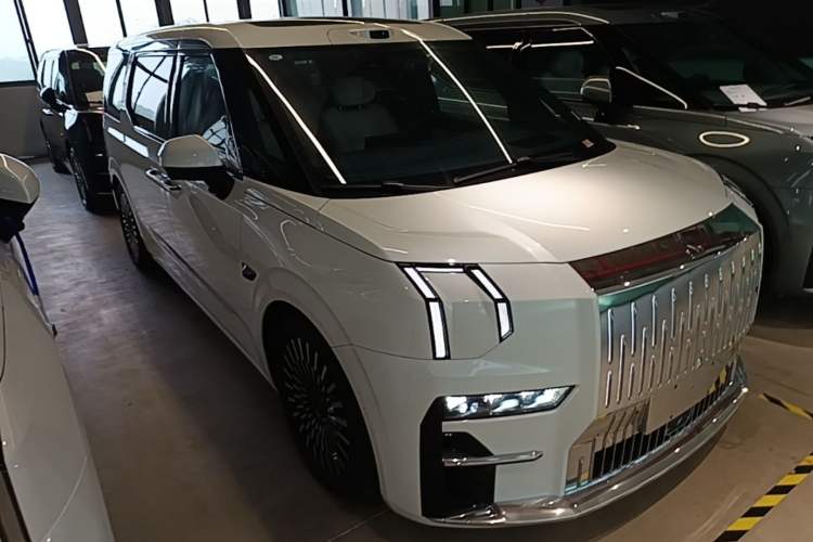 Used Zeekr 009 2024 7-Seater Walk-Through Version Four-Wheel Drive 108 kWh Front Right 45 Deg