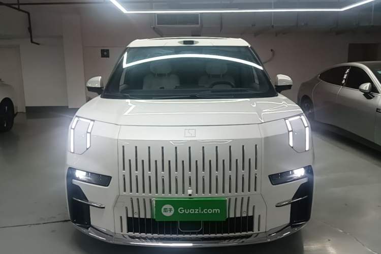 Used Zeekr 009 2024 7-Seater Aisle Version 108 kWh Front