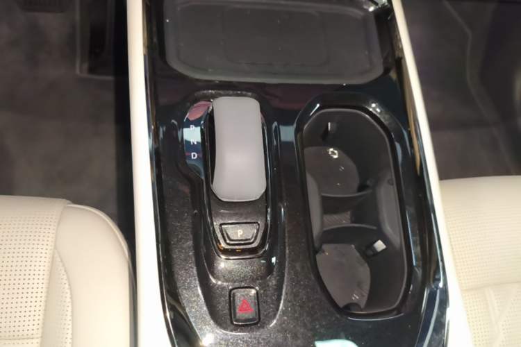 Used Zeekr 009 2024 Six-Seat Executive Version 4WD 108 kWh Gear Lever