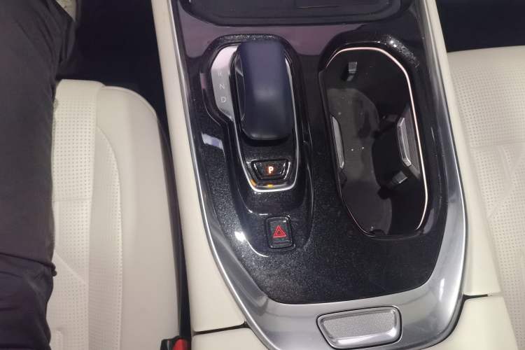 Used Zeekr 009 2024 Six-Seat Executive Version 4WD 108 kWh Gear Lever