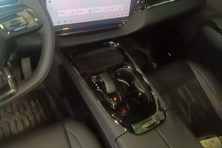 Used Zeekr 009 2024 7-Seater Aisle Version 108 kWh Gear Lever