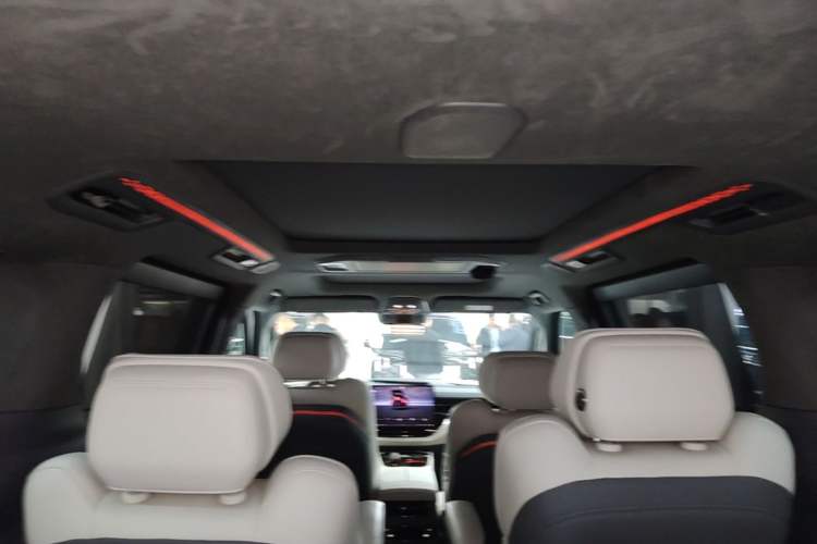 Used Zeekr 009 2024 7-Seater Walk-Through Version Four-Wheel Drive 108 kWh Headliner