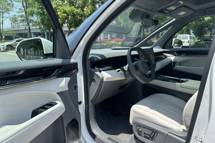 Used Zeekr 009 2024 7-Seater Walk-Through Version Four-Wheel Drive 108 kWh Interior 1