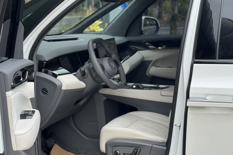 Used Zeekr 009 2024 7-Seater Aisle Version 108 kWh Interior 11
