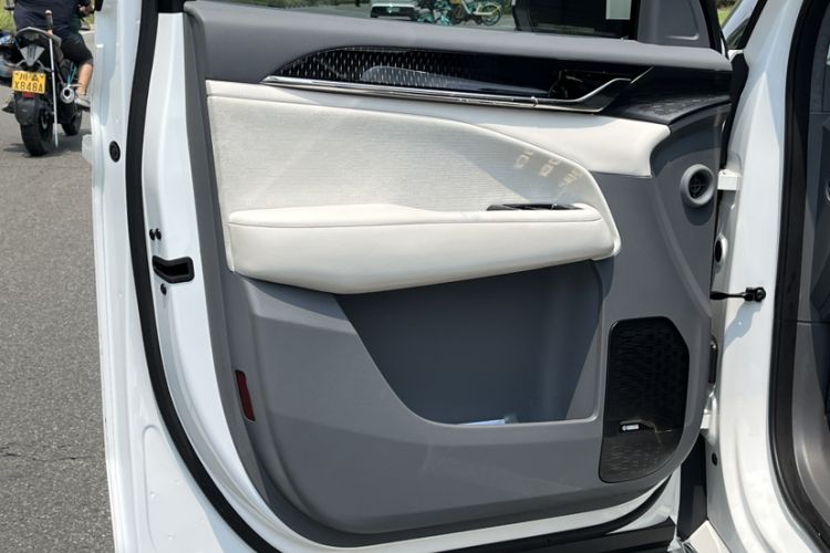 Used Zeekr 009 2024 7-Seater Walk-Through Version Four-Wheel Drive 108 kWh Interior 2