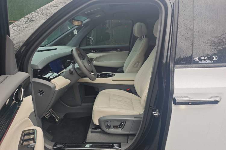 Used Zeekr 009 2024 7-Seater Aisle Version 108 kWh Interior 2
