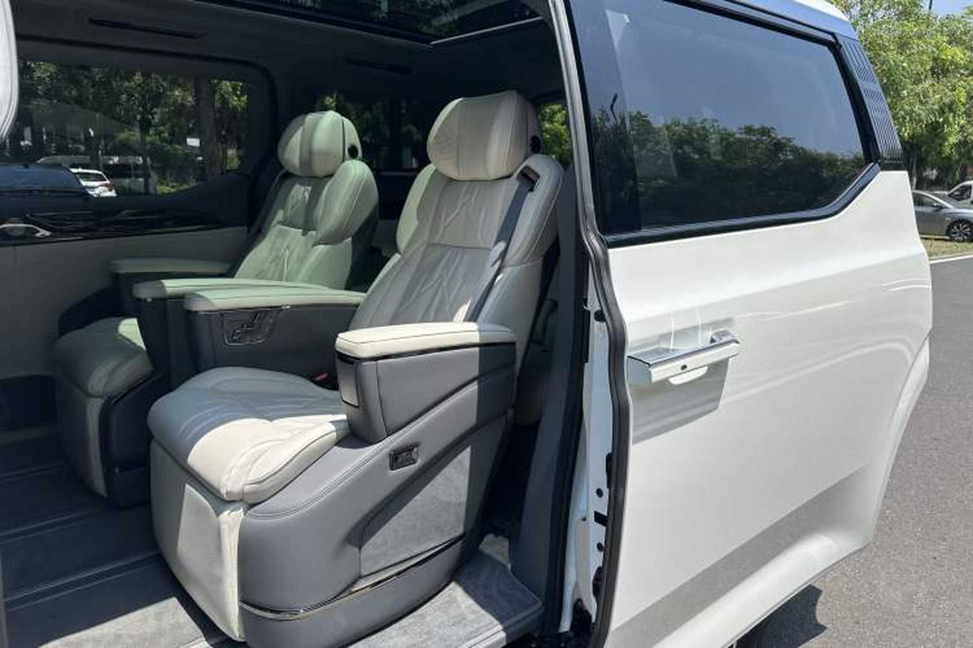 Used Zeekr 009 2024 7-Seater Walk-Through Version Four-Wheel Drive 108 kWh Interior 3