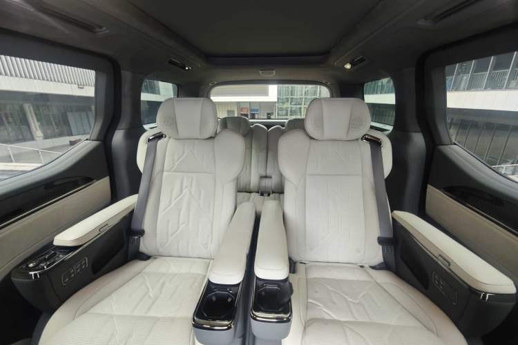 Used Zeekr 009 2024 Six-Seat Executive Version 4WD 108 kWh Interior 3