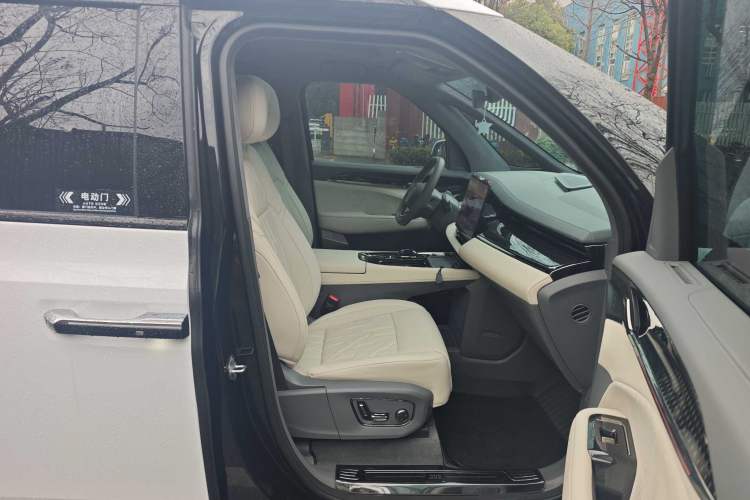 Used Zeekr 009 2024 7-Seater Aisle Version 108 kWh Interior 4