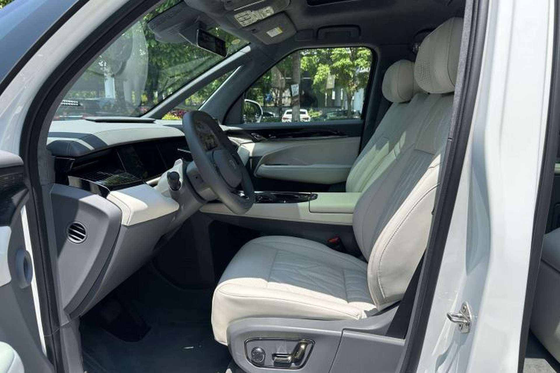 Used Zeekr 009 2024 7-Seater Walk-Through Version Four-Wheel Drive 108 kWh Interior 5