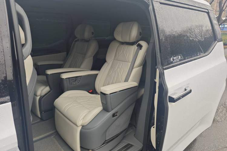 Used Zeekr 009 2024 7-Seater Aisle Version 108 kWh Interior 5