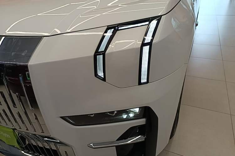 Used Zeekr 009 2024 7-Seater Walk-Through Version Four-Wheel Drive 108 kWh Left Front Headlight
