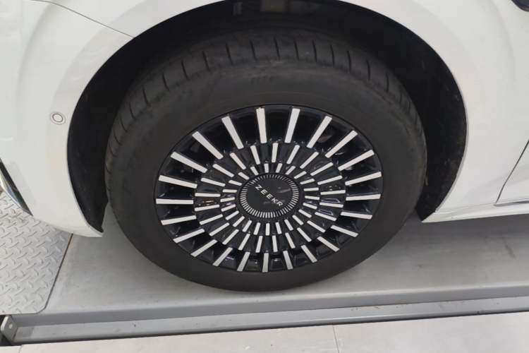 Used Zeekr 009 2024 Six-Seat Executive Version 4WD 108 kWh Left Front Wheel Hub