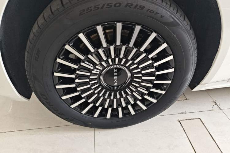 Used Zeekr 009 2024 7-Seater Walk-Through Version Four-Wheel Drive 108 kWh Left Front Wheel Hub