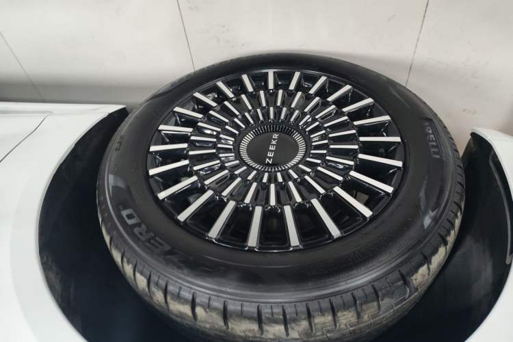 Used Zeekr 009 2024 Six-Seat Executive Version 4WD 108 kWh Left Front Wheel Hub