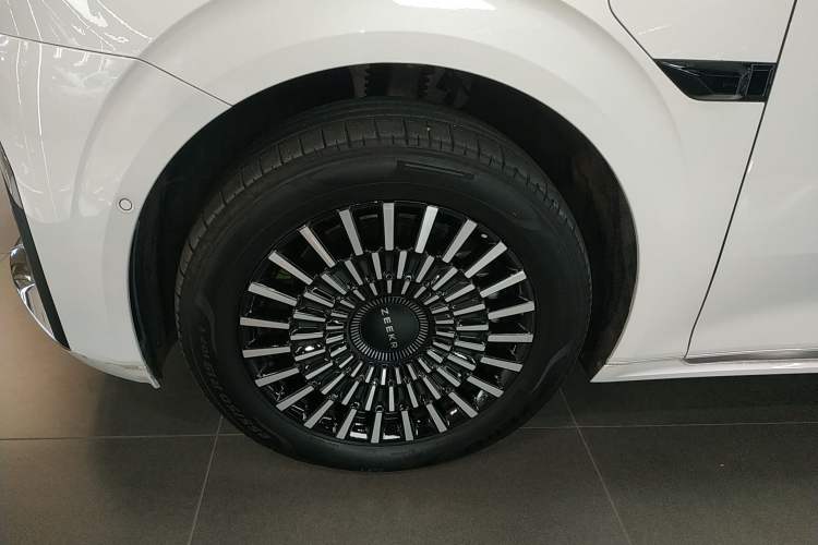 Used Zeekr 009 2024 Six-Seat Executive Version 4WD 108 kWh Left Front Wheel Hub