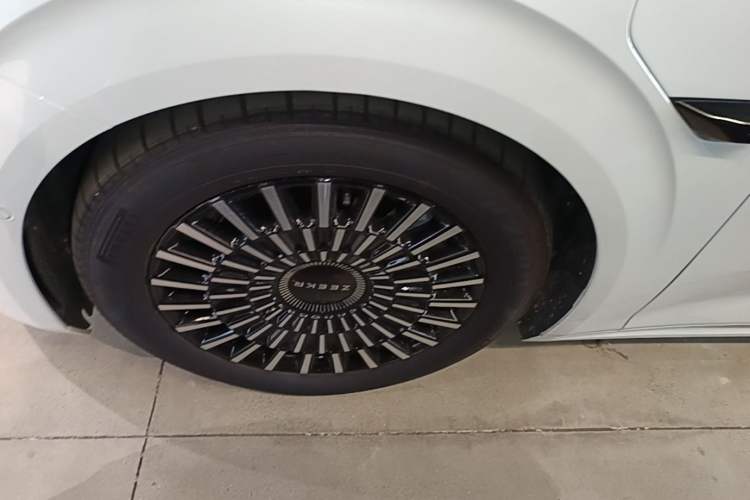Used Zeekr 009 2024 7-Seater Walk-Through Version Four-Wheel Drive 108 kWh Left Front Wheel Hub