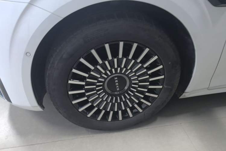 Used Zeekr 009 2024 Six-Seat Executive Version 4WD 108 kWh Left Front Wheel Hub