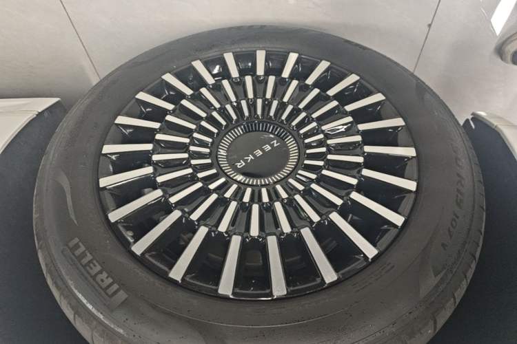 Used Zeekr 009 2024 Six-Seat Executive Version 4WD 108 kWh Left Front Wheel Hub