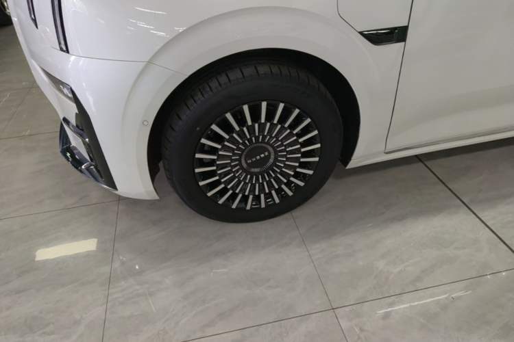 Used Zeekr 009 2024 7-Seater Walk-Through Version Four-Wheel Drive 108 kWh Left Front Wheel Hub