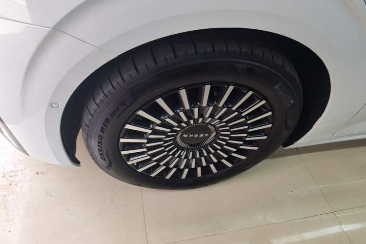 Used Zeekr 009 2024 Six-Seat Executive Version 4WD 108 kWh Left Front Wheel Hub