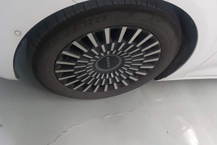 Used Zeekr 009 2024 7-Seater Aisle Version 108 kWh Left Front Wheel Hub