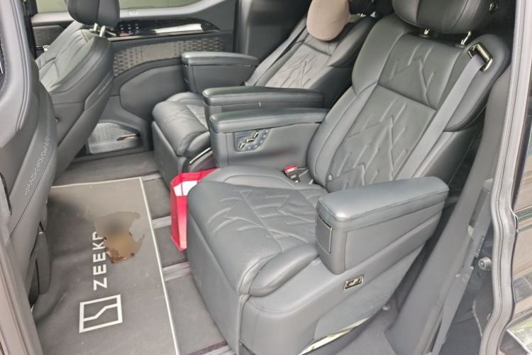 Used Zeekr 009 2024 7-Seater Walk-Through Version Four-Wheel Drive 108 kWh Left Rear Seat