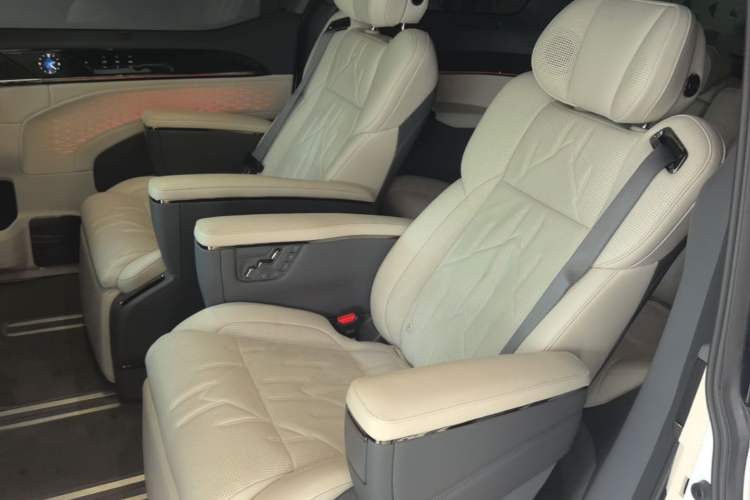 Used Zeekr 009 2024 7-Seater Walk-through Version 4WD 140 kWh Left Rear Seat