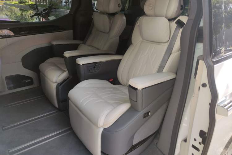 Used Zeekr 009 2024 7-Seater Walk-Through Version Four-Wheel Drive 108 kWh Left Rear Seat