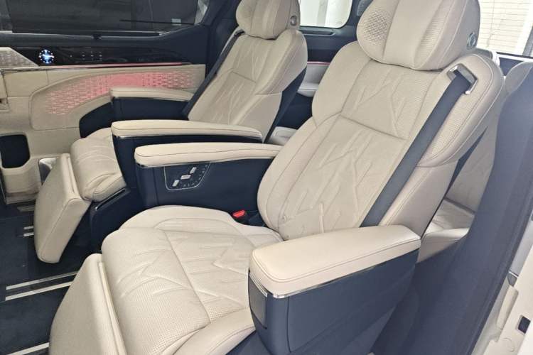 Used Zeekr 009 2024 7-Seater Walk-Through Version Four-Wheel Drive 108 kWh Left Rear Seat