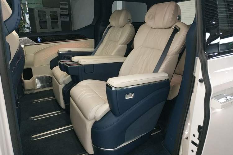 Used Zeekr 009 2024 Six-Seat Executive Version 4WD 108 kWh Left Rear Seat