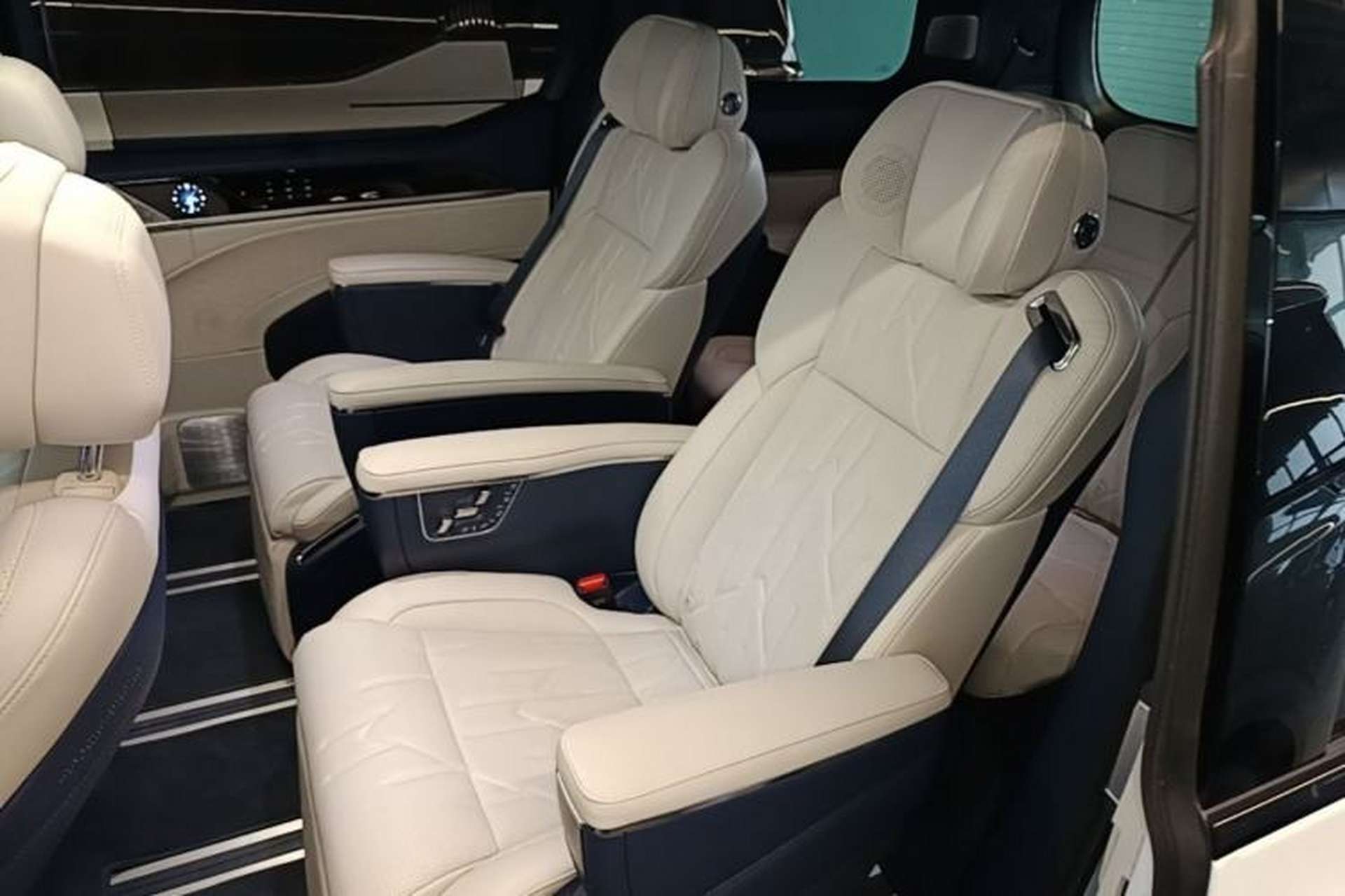 Used Zeekr 009 2024 7-Seater Walk-Through Version Four-Wheel Drive 108 kWh Left Rear Seat