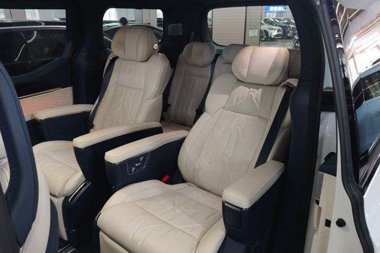 Used Zeekr 009 2024 7-Seater Walk-Through Version Four-Wheel Drive 108 kWh Left Rear Seat