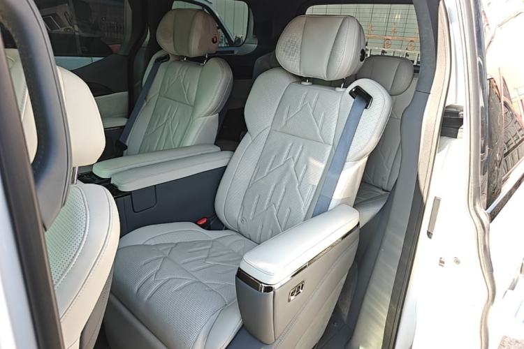 Used Zeekr 009 2024 Six-Seat Executive Version 4WD 108 kWh Left Rear Seat