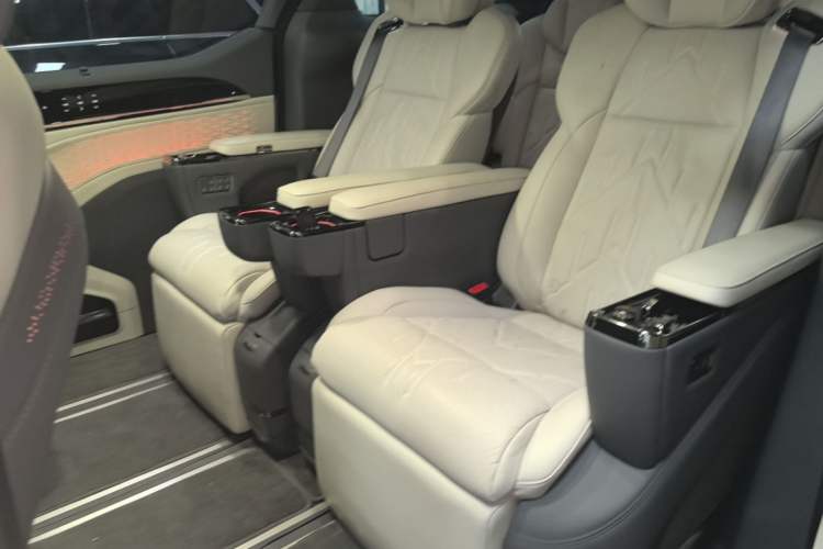 Used Zeekr 009 2024 Six-Seat Executive Version 4WD 108 kWh Left Rear Seat