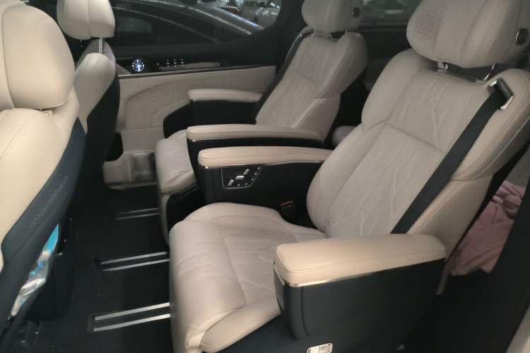 Used Zeekr 009 2024 7-Seater Walk-Through Version Four-Wheel Drive 108 kWh Left Rear Seat